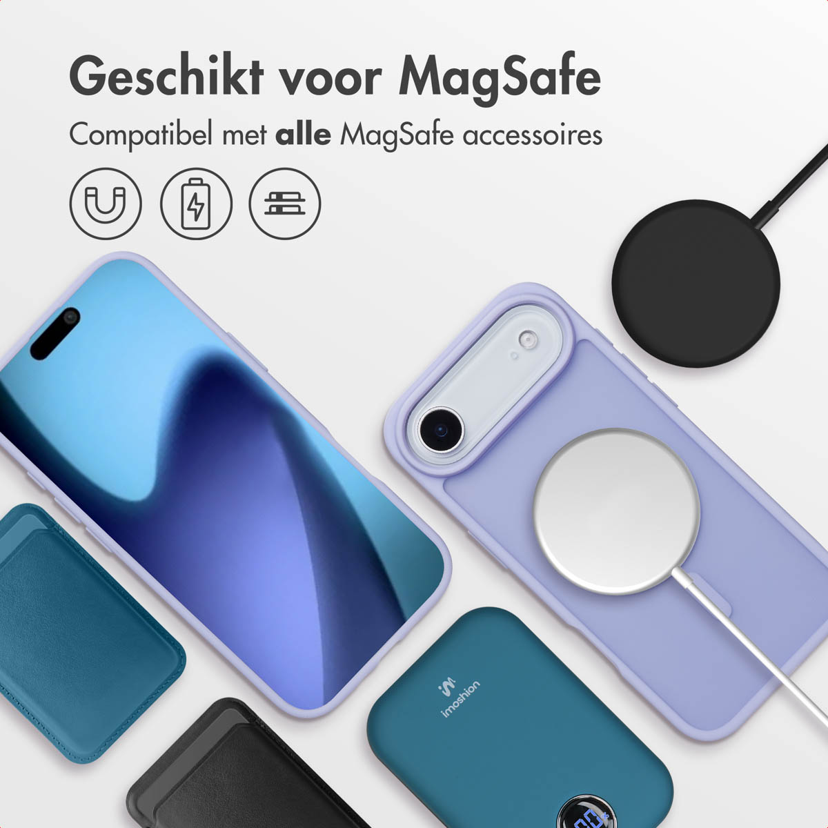 Een telefoon met een paarse hoes en accessoires, waaronder een oplader en een portemonnee.