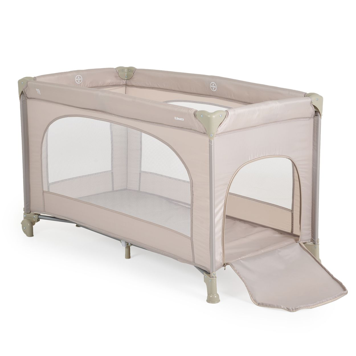 Ein beiges Baby-Reisebett mit einer Netzseite und einer Reißverschlusstür. Das Bett steht auf weißem Untergrund.