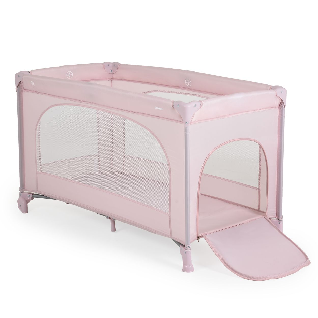 Ein rosa Baby-Reisebett mit einer Netzseite und einer Reißverschlusstür. Das Bett steht auf weißem Untergrund.