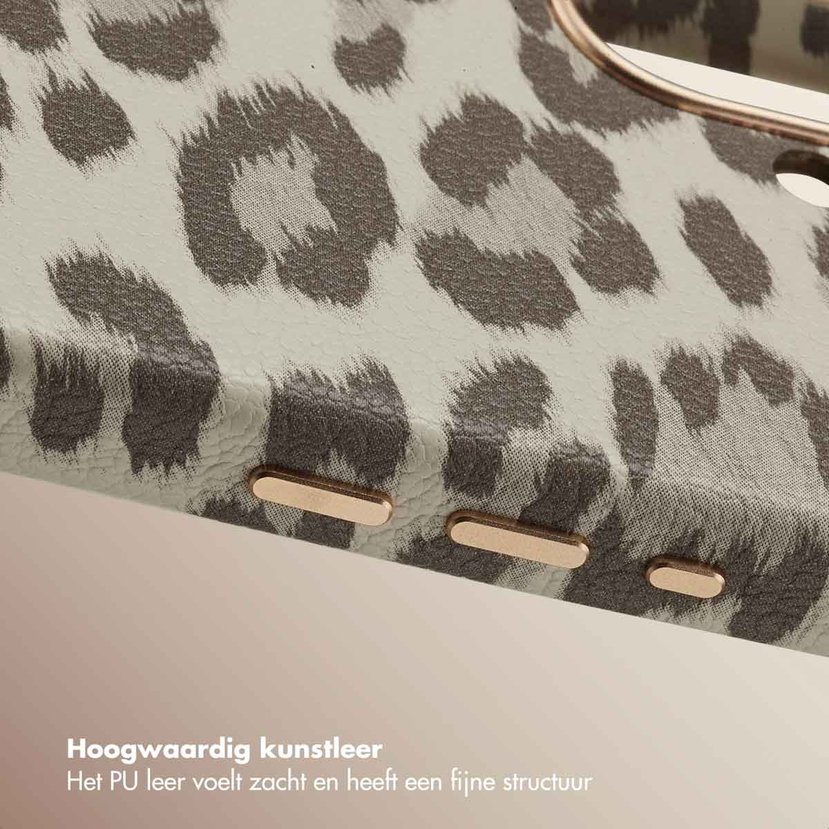 Close-up van een telefoonhoesje met luipaardprint. De hoes heeft gouden knoppen en een zachte leertextuur.