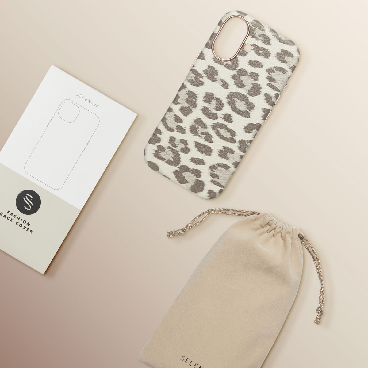 Een telefoonhoesje in een luipaardprint, liggend naast een tas en een doos.