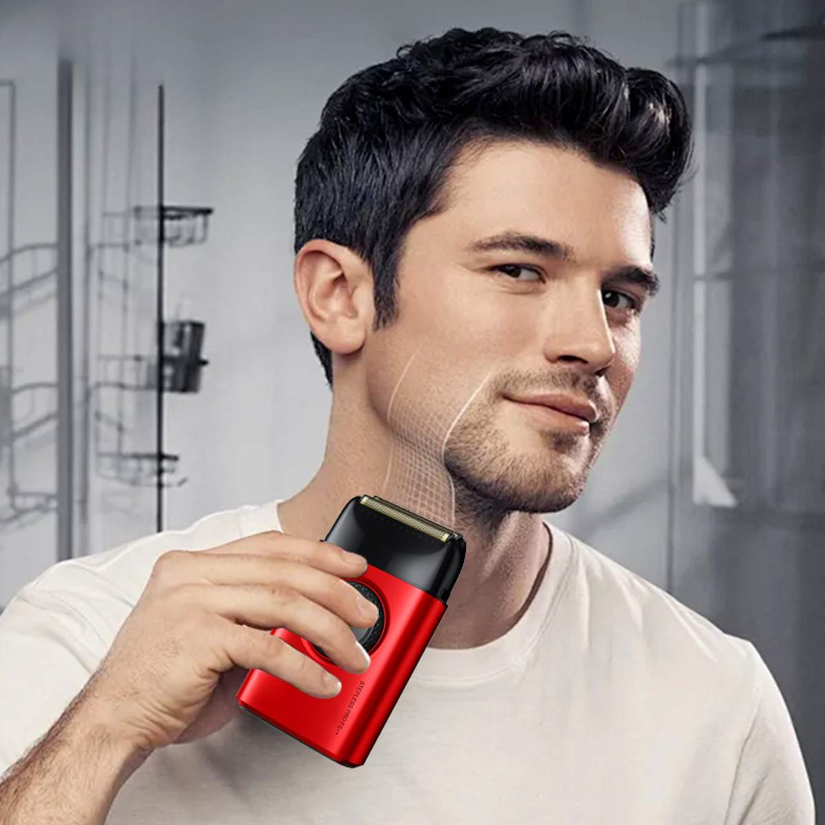 Ein Mann rasiert sich mit einem roten Elektrorasierer. Er trägt ein weißes Hemd, der Hintergrund ist unscharf.