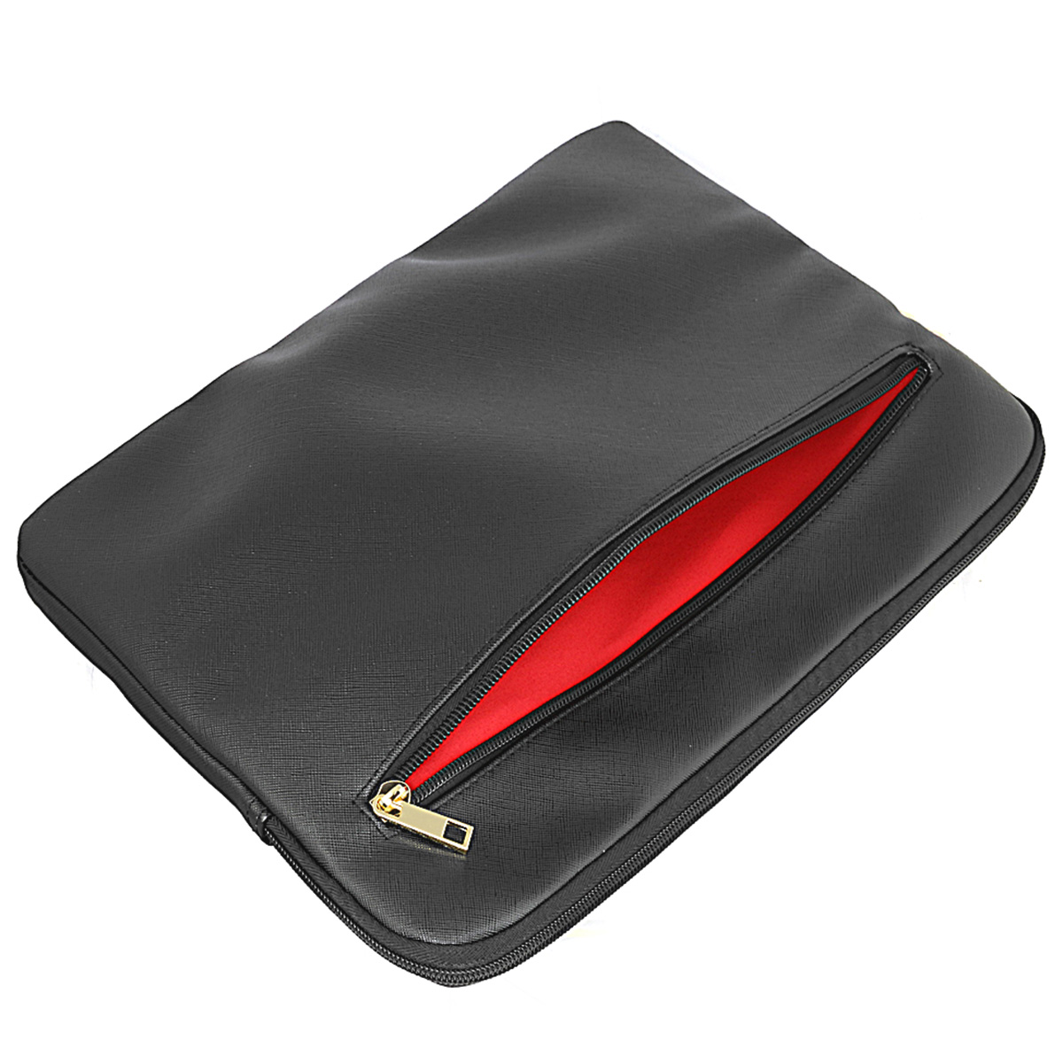Zwarte laptoptas met een gouden rits en een rode binnenkant, schuin geplaatst.
