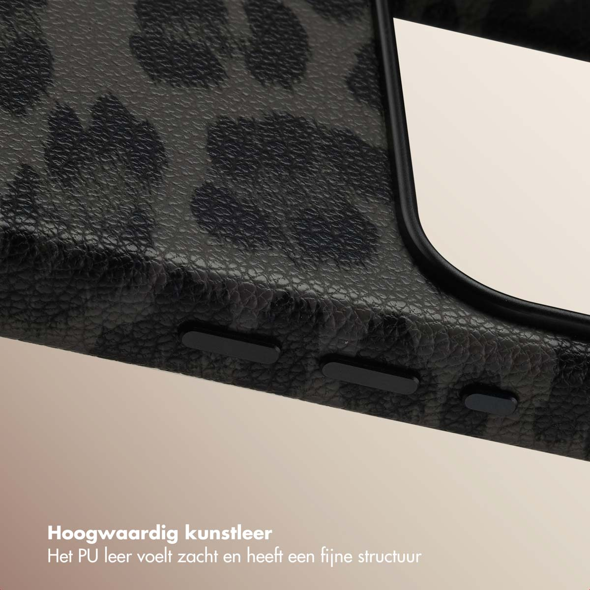 Primo piano di una custodia per telefono con stampa leopardata, che mostra la texture.