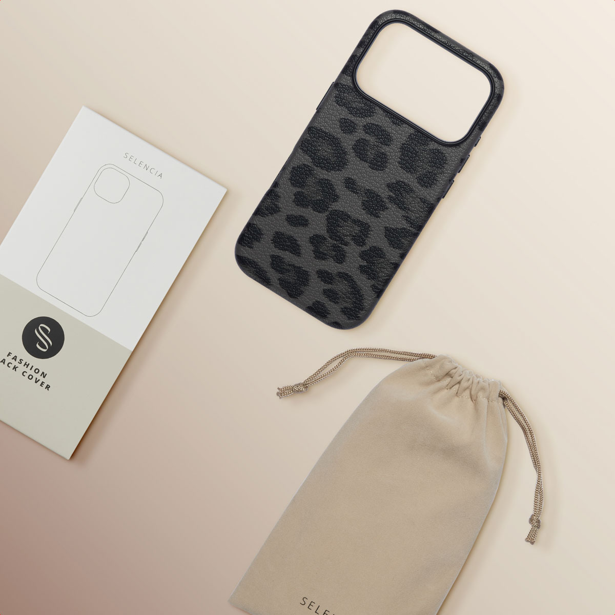 Una custodia per telefono con stampa leopardata e una pochette abbinata.