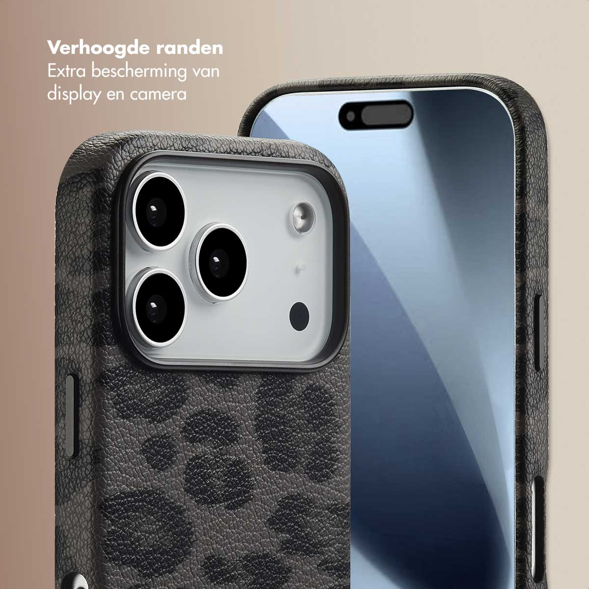 Primo piano di un telefono in una custodia nera con stampa leopardata, con dettagli della fotocamera. Bordi rialzati.