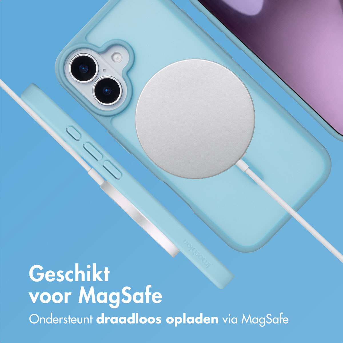 Een lichtblauwe telefoonhoes met een zilveren magnetische cirkel en een hand die de telefoon vasthoudt. Blauwe achtergrond.