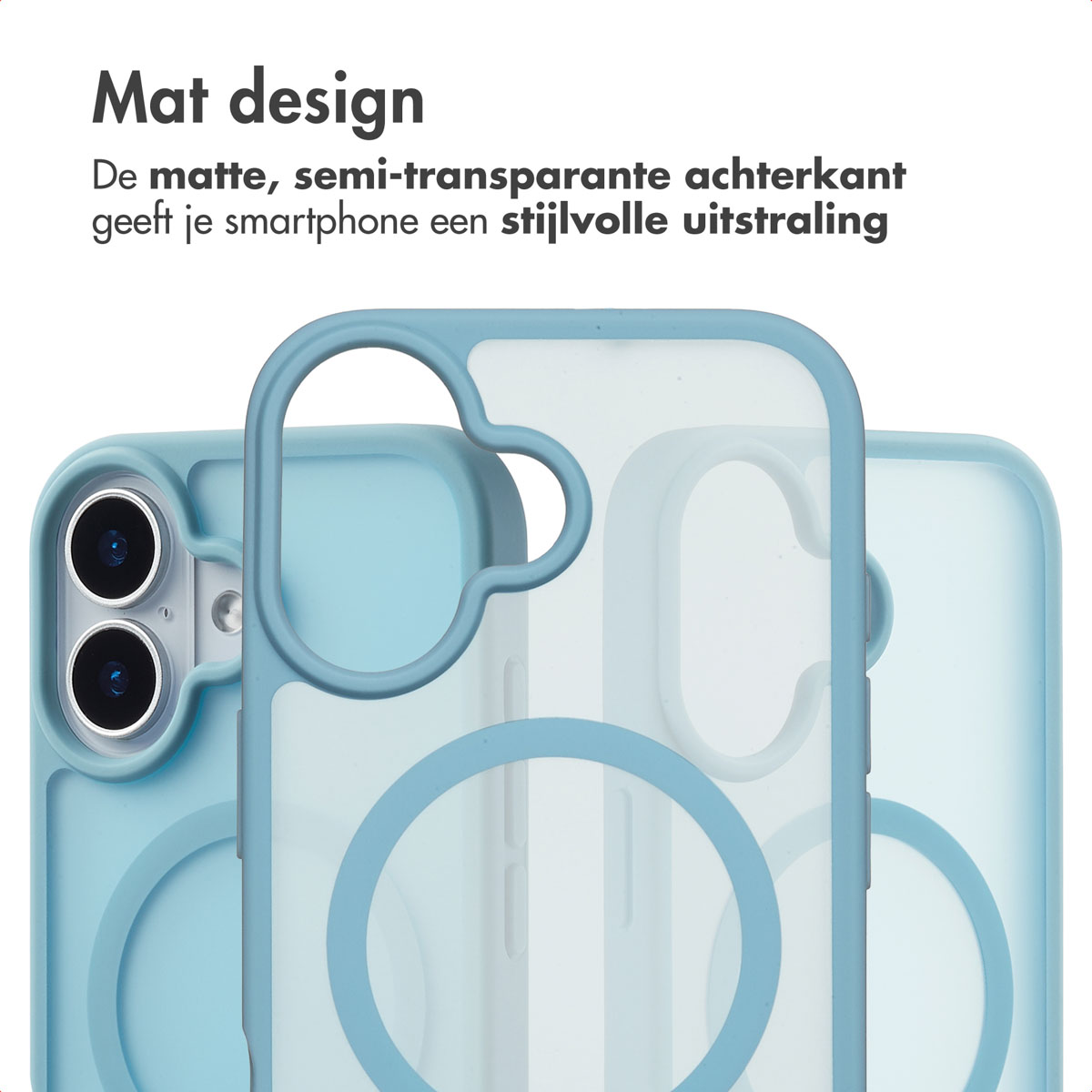 Close-up van een lichtblauwe telefoonhoes met een witte MagSafe-cirkel. De hoes heeft een matte afwerking.