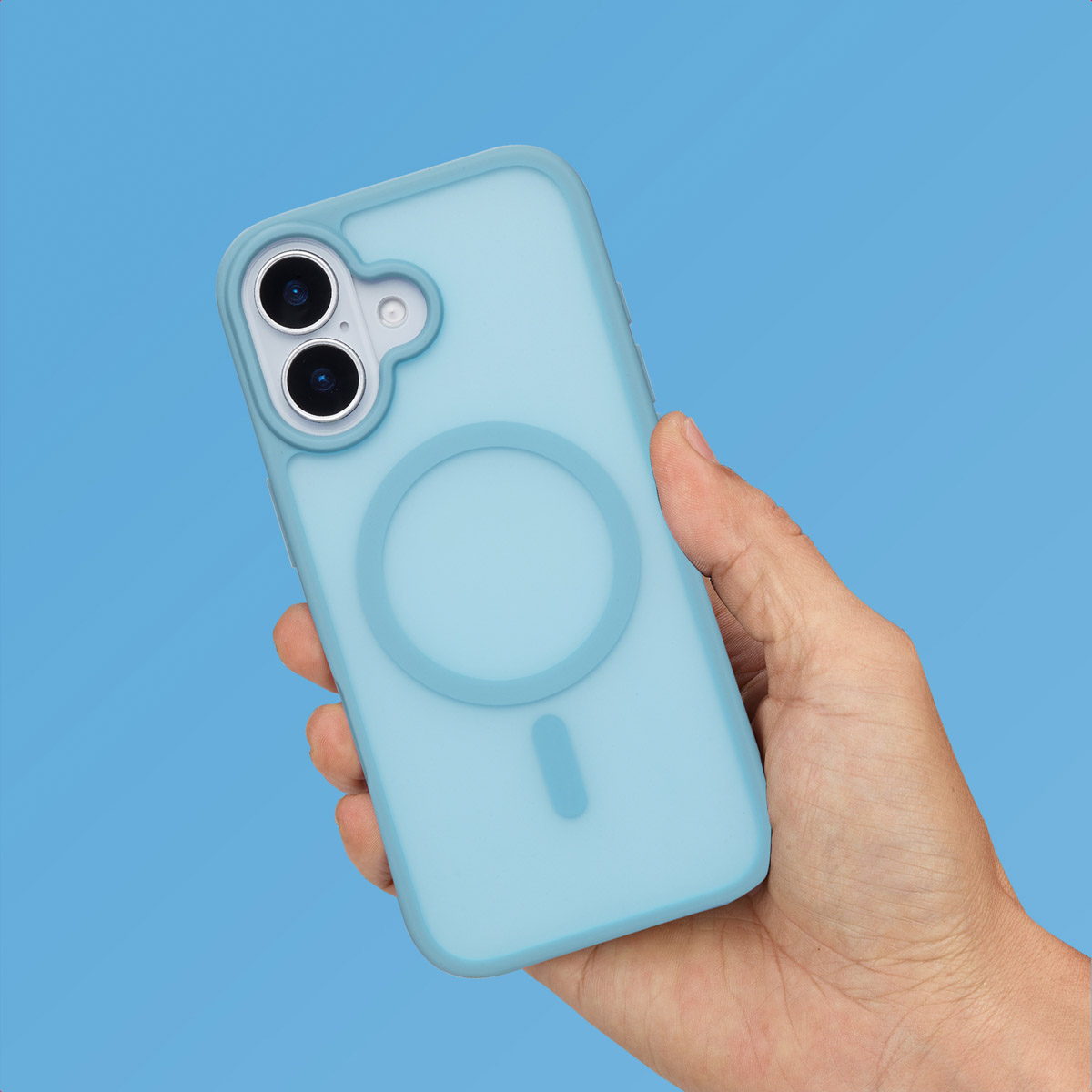 Een hand houdt een lichtblauwe telefoonhoes tegen een blauwe achtergrond. De hoes heeft een magnetische cirkel.