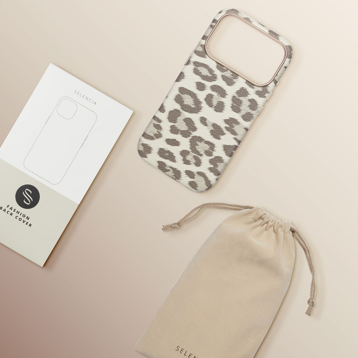 Una custodia per telefono con stampa leopardata, una scatola e una piccola borsa su una superficie marrone chiaro.