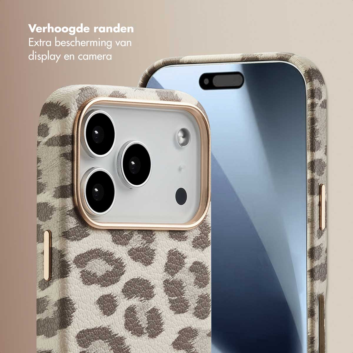 Primo piano di un telefono con custodia con stampa leopardata, con bordo dorato. Lo sfondo è marrone chiaro.