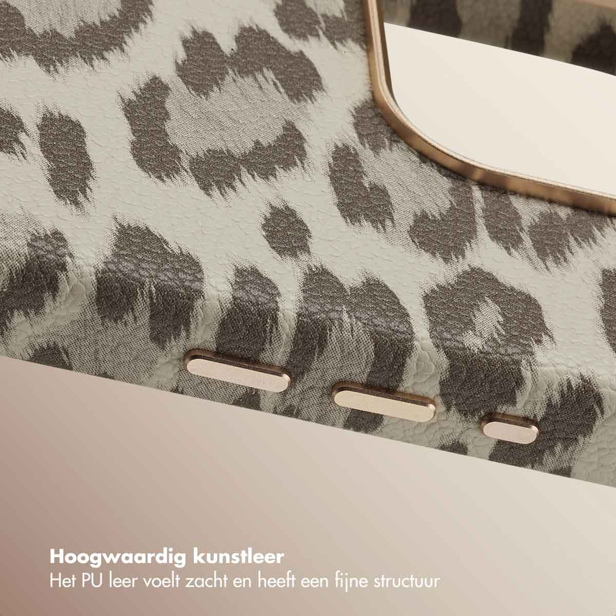 Close-up van een telefoonhoesje met luipaardprint, toont de textuur van het materiaal.