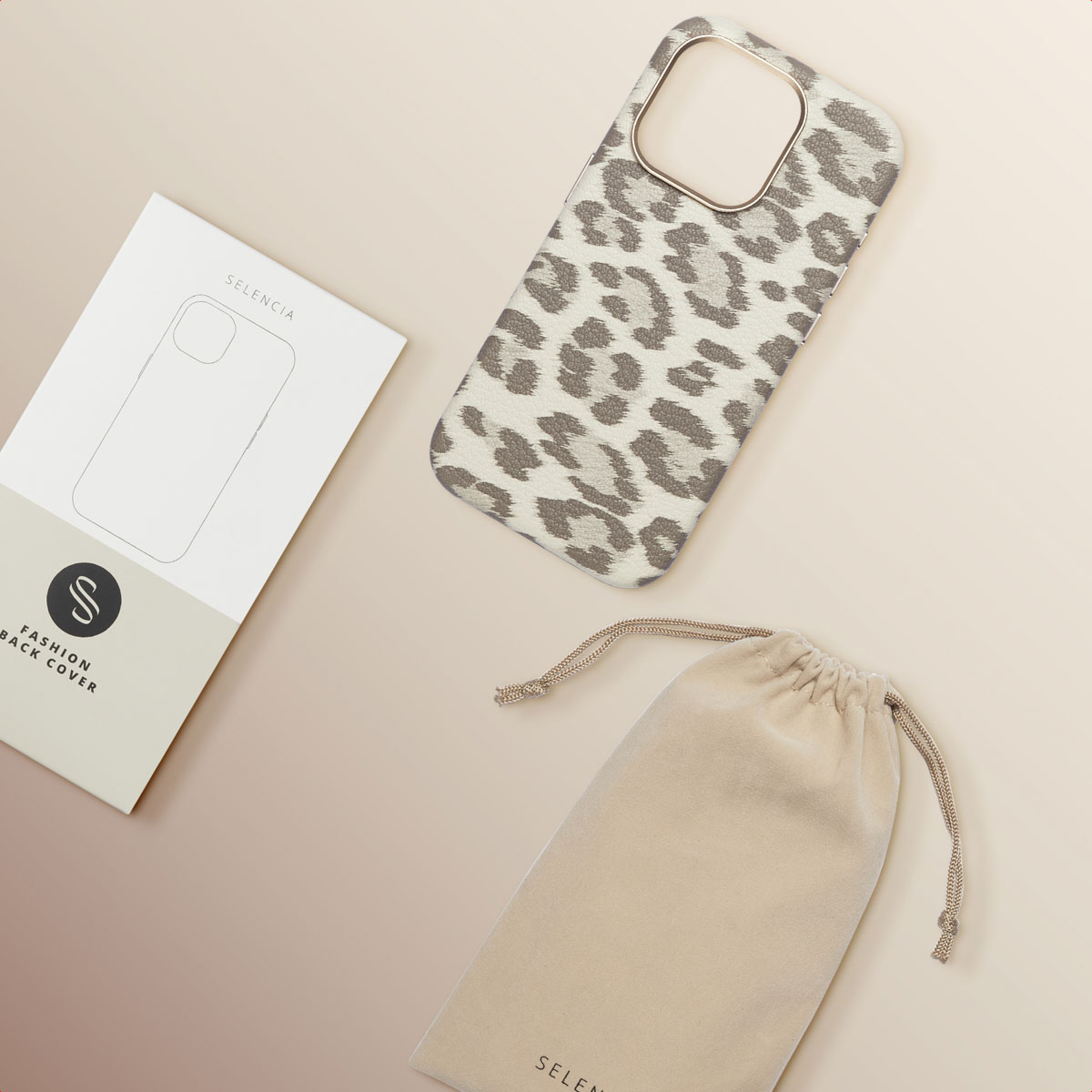 Een telefoonhoesje, doos en zakje op een oppervlak, allemaal met luipaardprint.