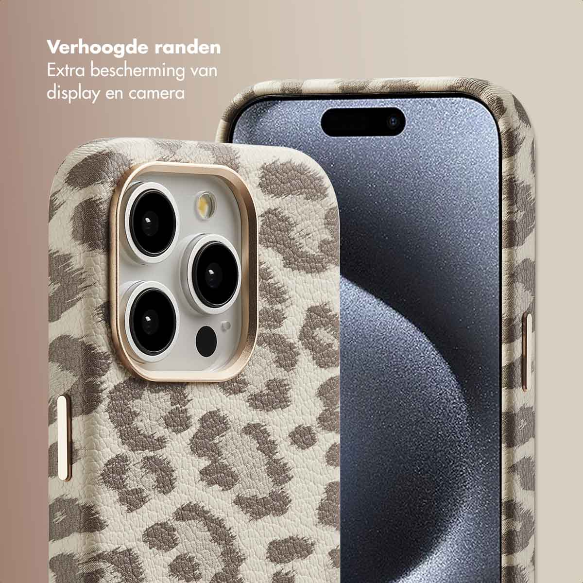 Close-up van een telefoonhoesje met luipaardprint, die de camera van de telefoon en het ontwerp van de hoes laat zien.
