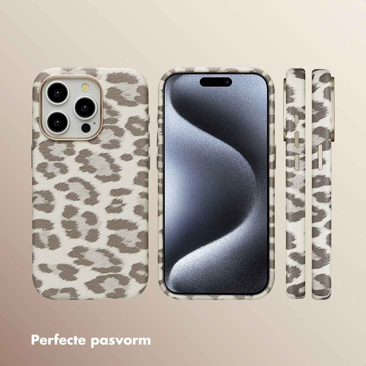 Drie telefoonhoesjes met luipaardprint. Eén toont de voorkant, één de achterkant en de ander de zijkant.