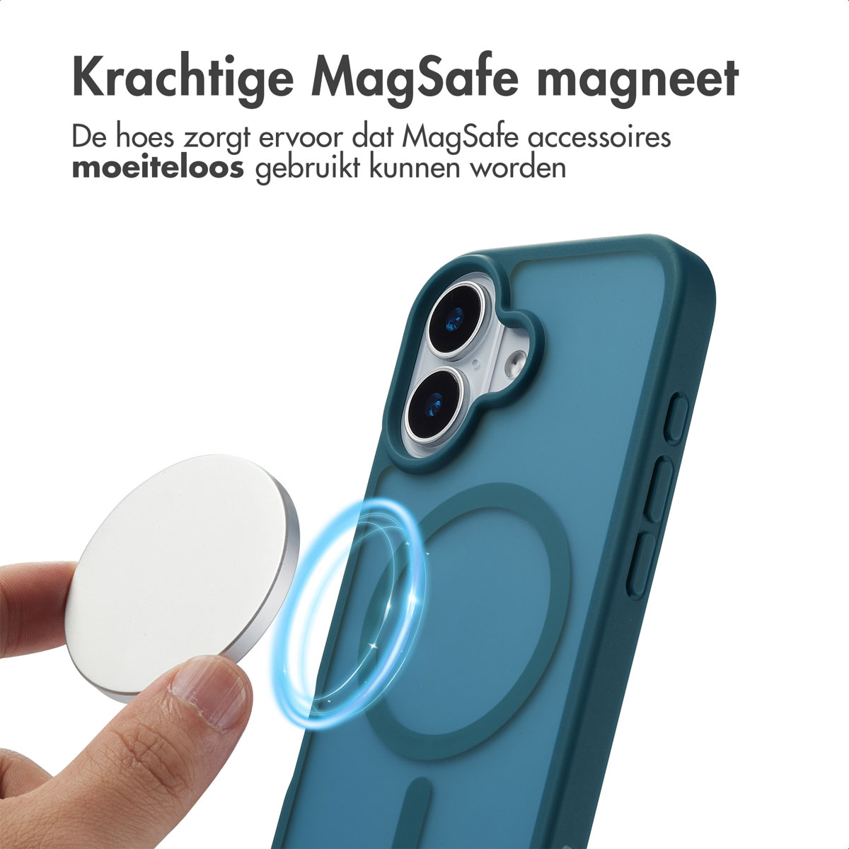 Een hand die een witte oplaadpad vasthoudt in de buurt van een teal telefoonhoesje. De telefoonhoes heeft een circulair ontwerp.