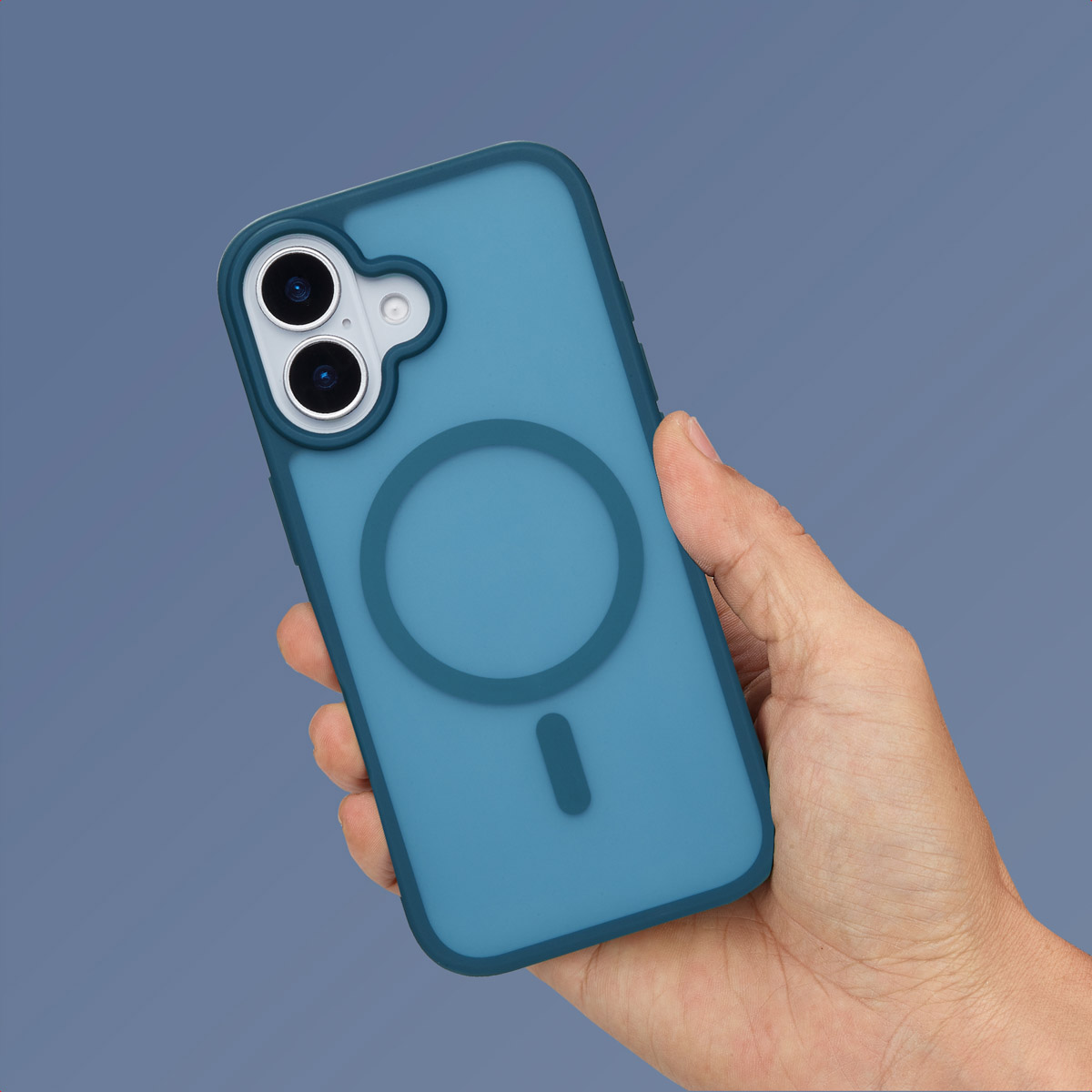 Een hand die een telefoon vasthoudt in een blauwgroene hoes. De hoes heeft een matte afwerking en een cirkel.