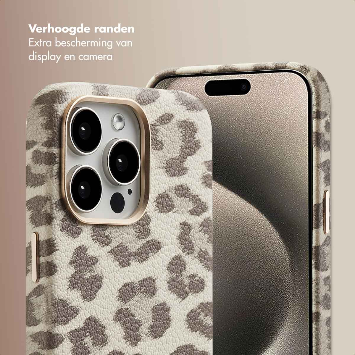 Gros plan sur un téléphone dans une coque à imprimé léopard. La coque a des bords dorés.