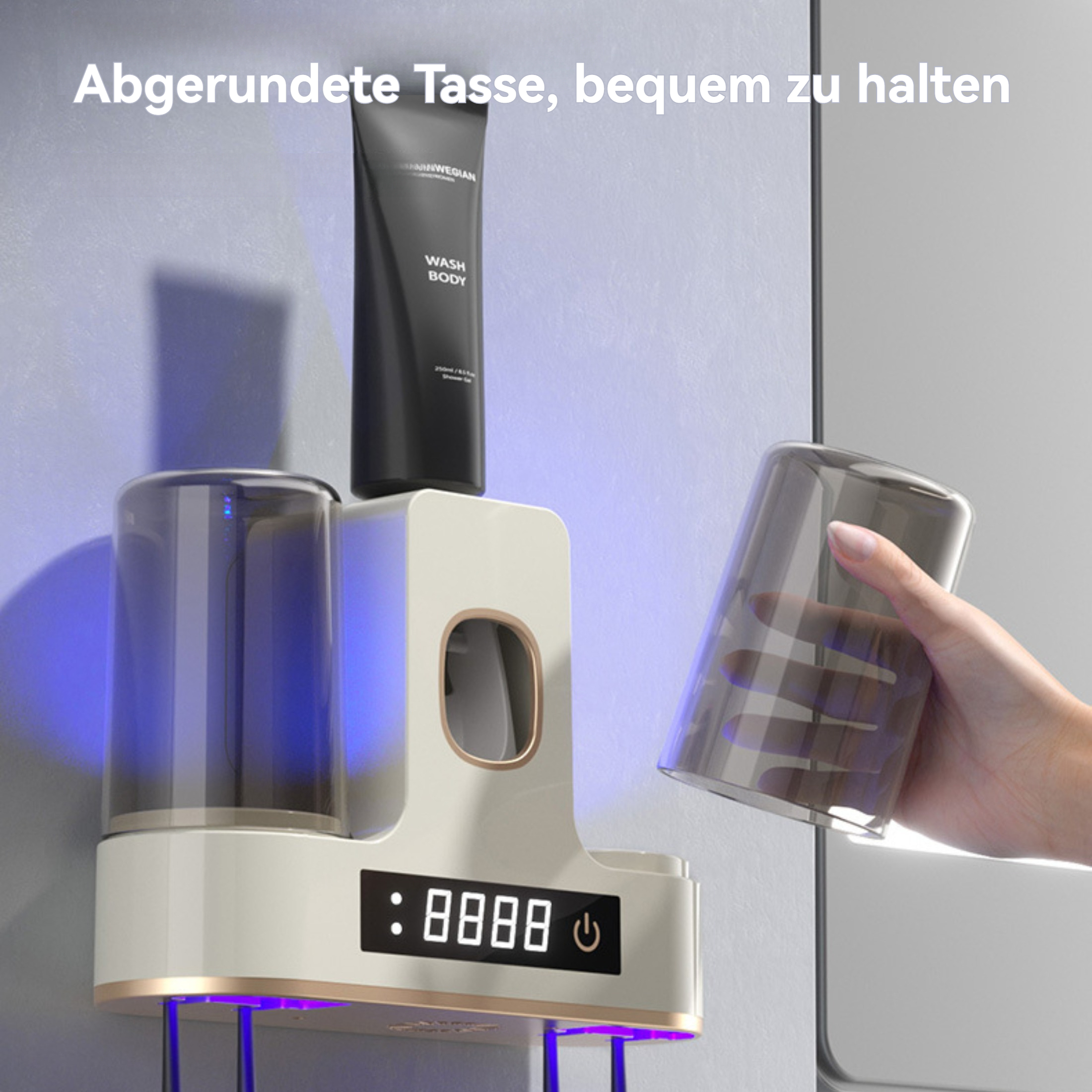 Eine Hand greift nach einem durchsichtigen Becher, mit einem Zahnbürstenhalter und Gesichtswäsche.