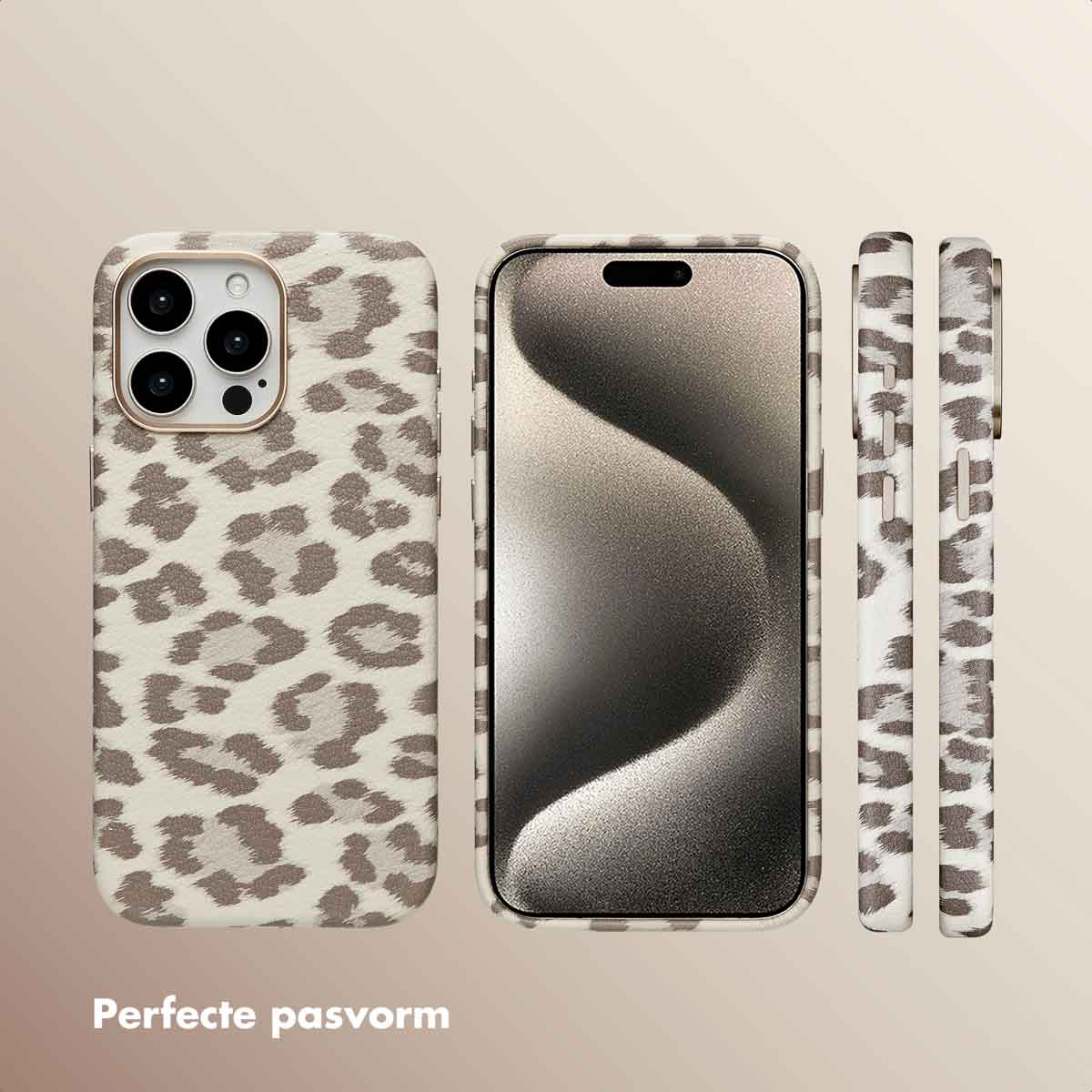 Trois coques de téléphone à imprimé léopard, fond blanc et une coque de téléphone.