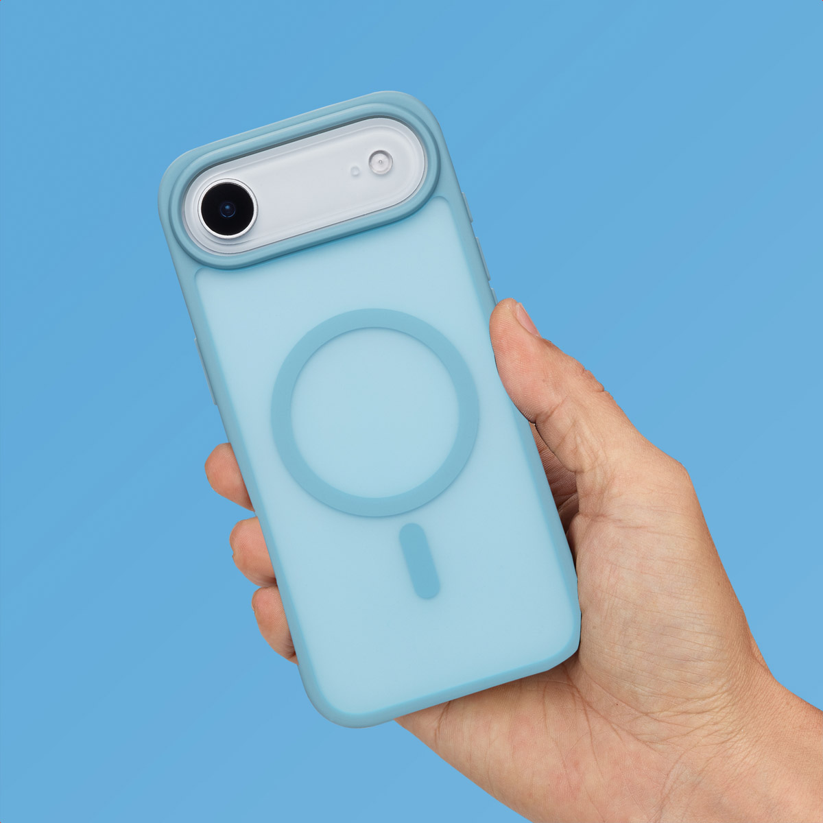 Een hand die een lichtblauwe telefoon met een hoesje vasthoudt. De achtergrond is een lichtblauwe gradiënt.