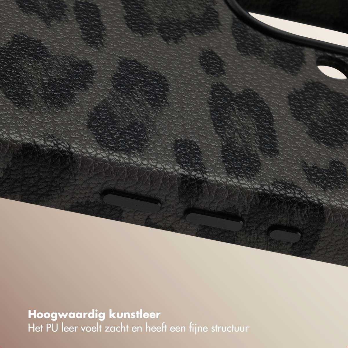 Close-up van een zwarte telefoonhoes met een luipaardprint. Tekst: Hoogwaardig imitatieleer.