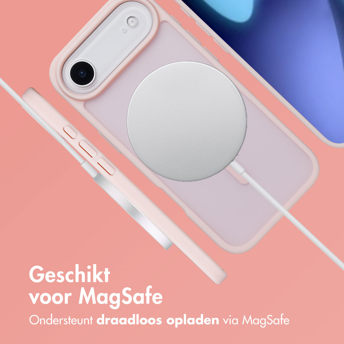 Roze telefoonhoesje met een telefoon en een MagSafe-oplader. Het hoesje ligt op een roze ondergrond. De telefoon zit erin.