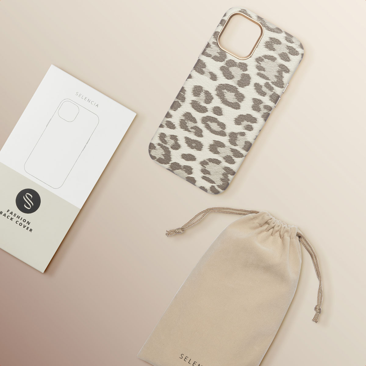 Telefoonhoesje, doos en tas. Het telefoonhoesje heeft een luipaardprint. Alles op een beige achtergrond.
