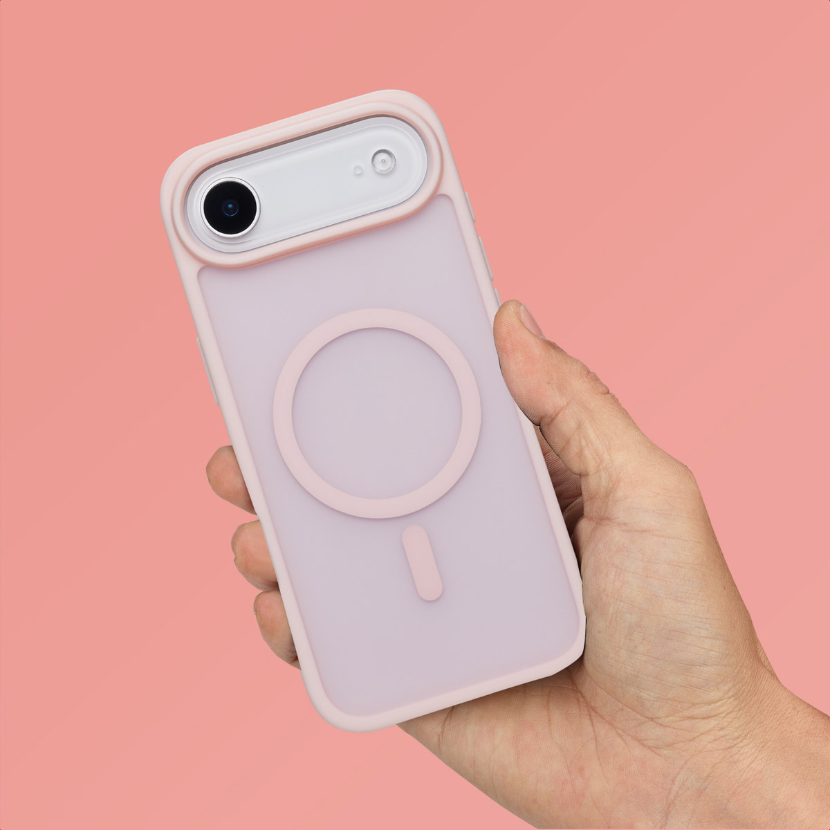 Hand die een roze telefoonhoesje met een telefoon erin vasthoudt. De achtergrond is effen roze.