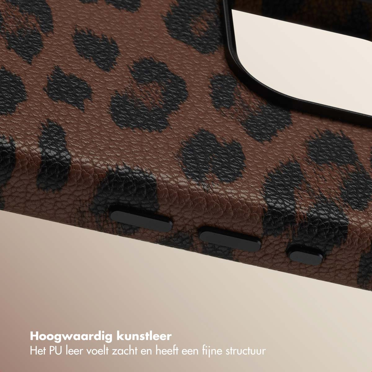 Close-up van een bruine telefoonhoes met luipaardprint en zwarte knoppen.