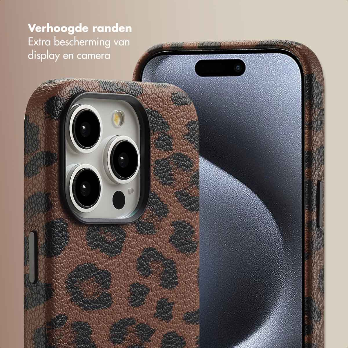 Close-up van een telefoonhoesje met luipaardprint met een telefoon erin.