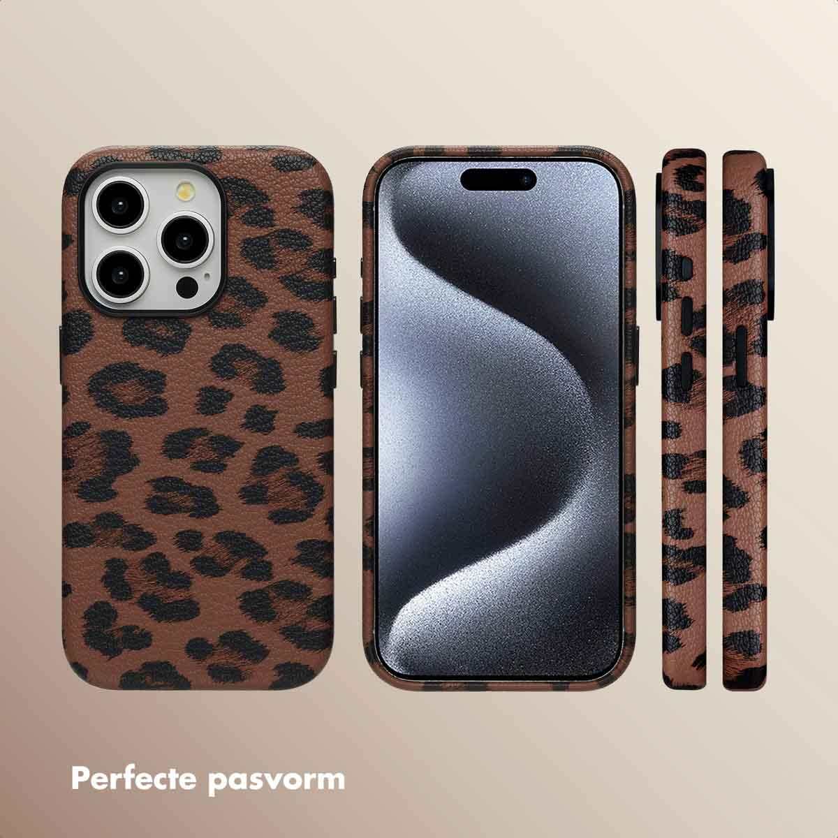 Bruine telefoonhoes met luipaardprint en zwart scherm. Twee kanten van de hoes worden weergegeven. Tekst onderaan.