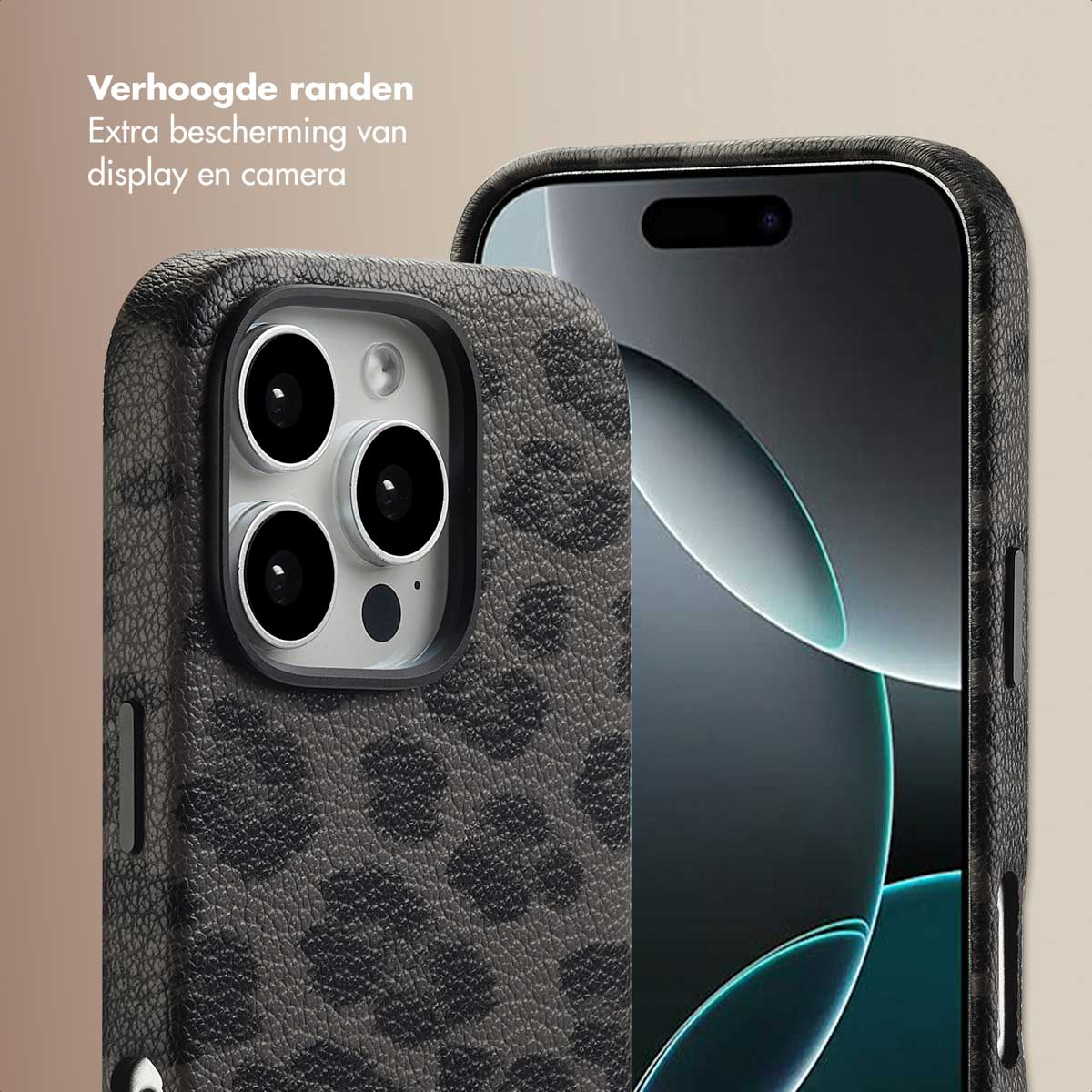 Zwarte telefoonhoes met luipaardprint, close-up. Tekst bovenaan. De camera en het scherm van de telefoon zijn zichtbaar.