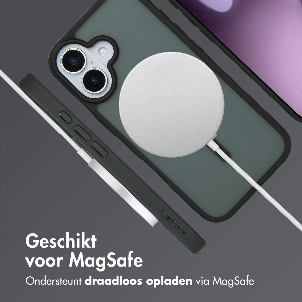 Een telefoon die draadloos oplaadt via MagSafe. Een witte oplaadschijf is aangesloten.