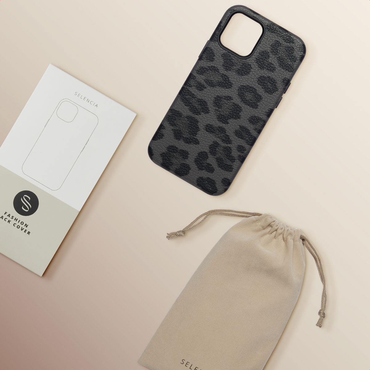 Een telefoonhoesje, een zakje en een doos op een oppervlak. De hoes heeft een luipaardprint.