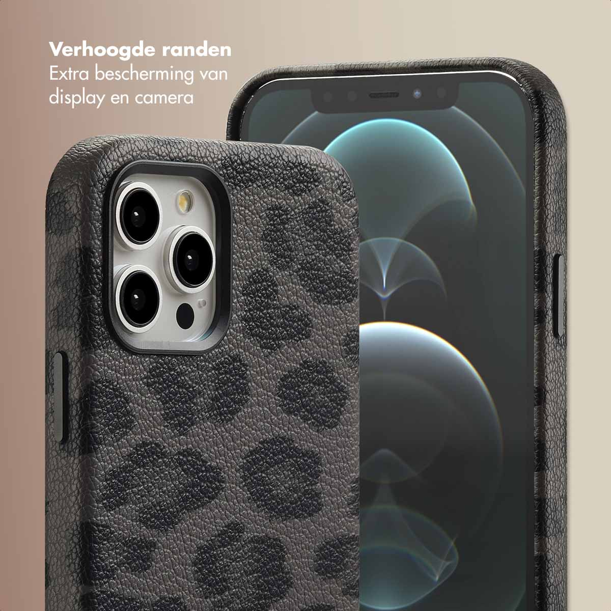 Close-up van een telefoonhoesje met een luipaardpatroon. De telefoon zit in de hoes.