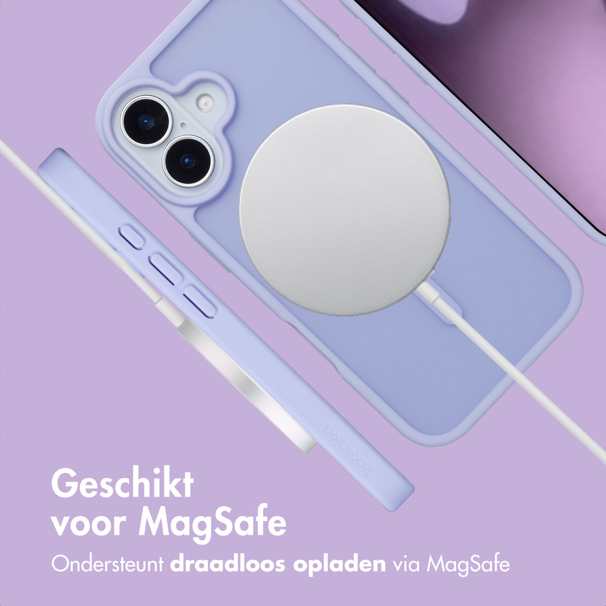 Een telefoonhoesje, telefoon en oplader. Telefoon is lila, hoesje is lila, oplader is wit.