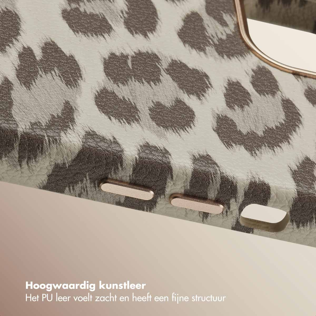 Close-up van een telefoonhoesje met een luipaardprint. De hoes heeft knoppen en een gouden frame.