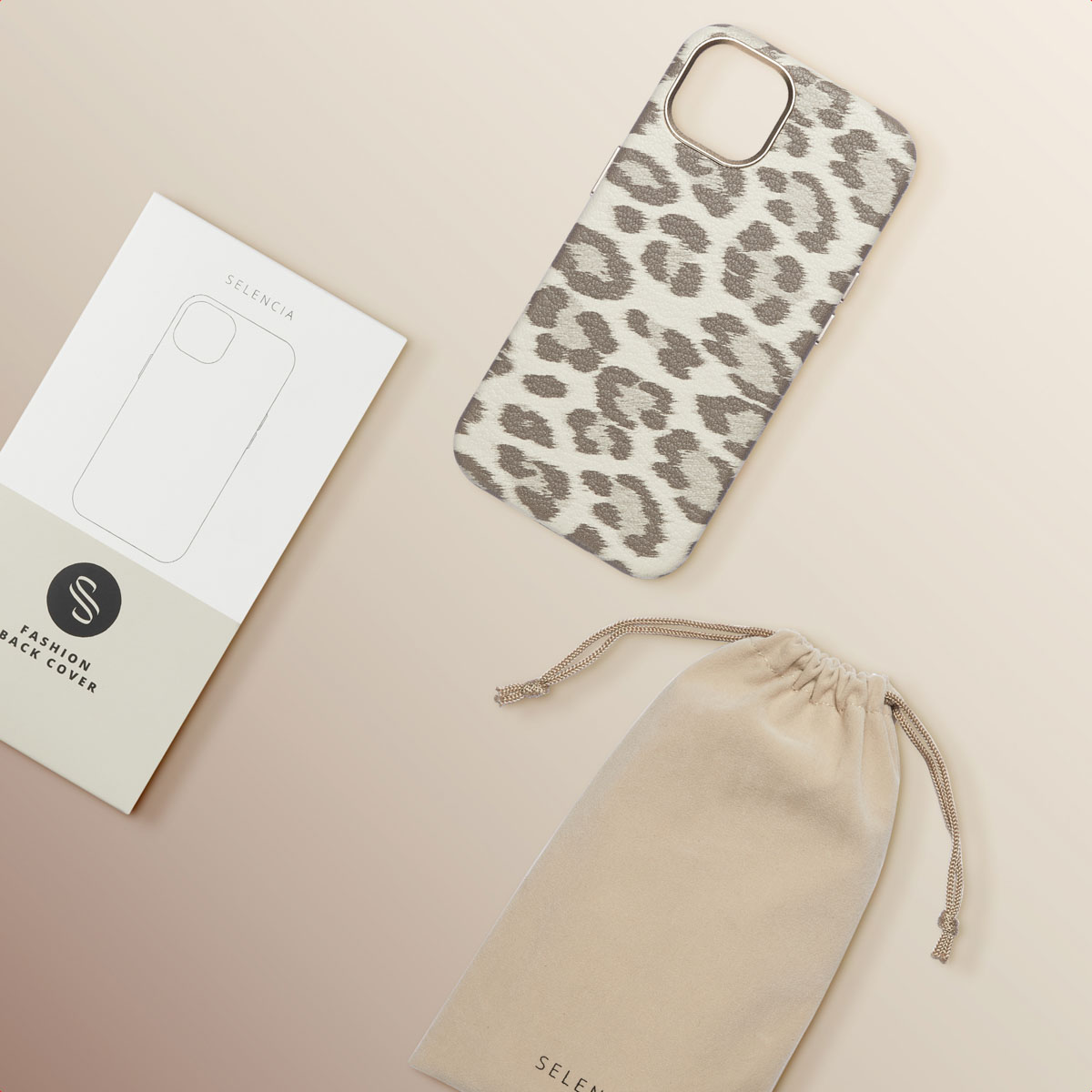 Telefoonhoesje met luipaardprint, bijpassende tas en doos, op een beige oppervlak.
