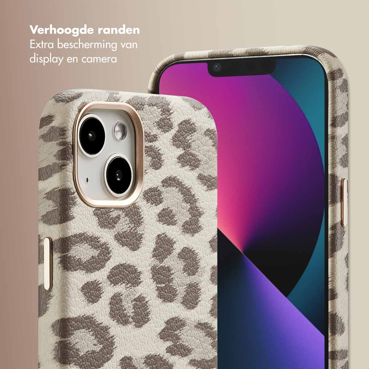 Telefoonhoesje met luipaardprint, met het telefoonscherm. De hoes heeft een gouden frame.
