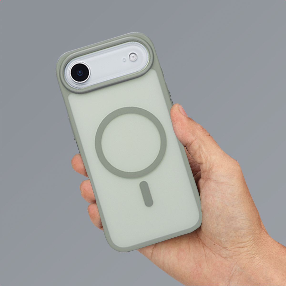 Hand die een telefoonhoesje vasthoudt, een grijze hoes met een lichtgrijze cirkel op een grijze achtergrond.