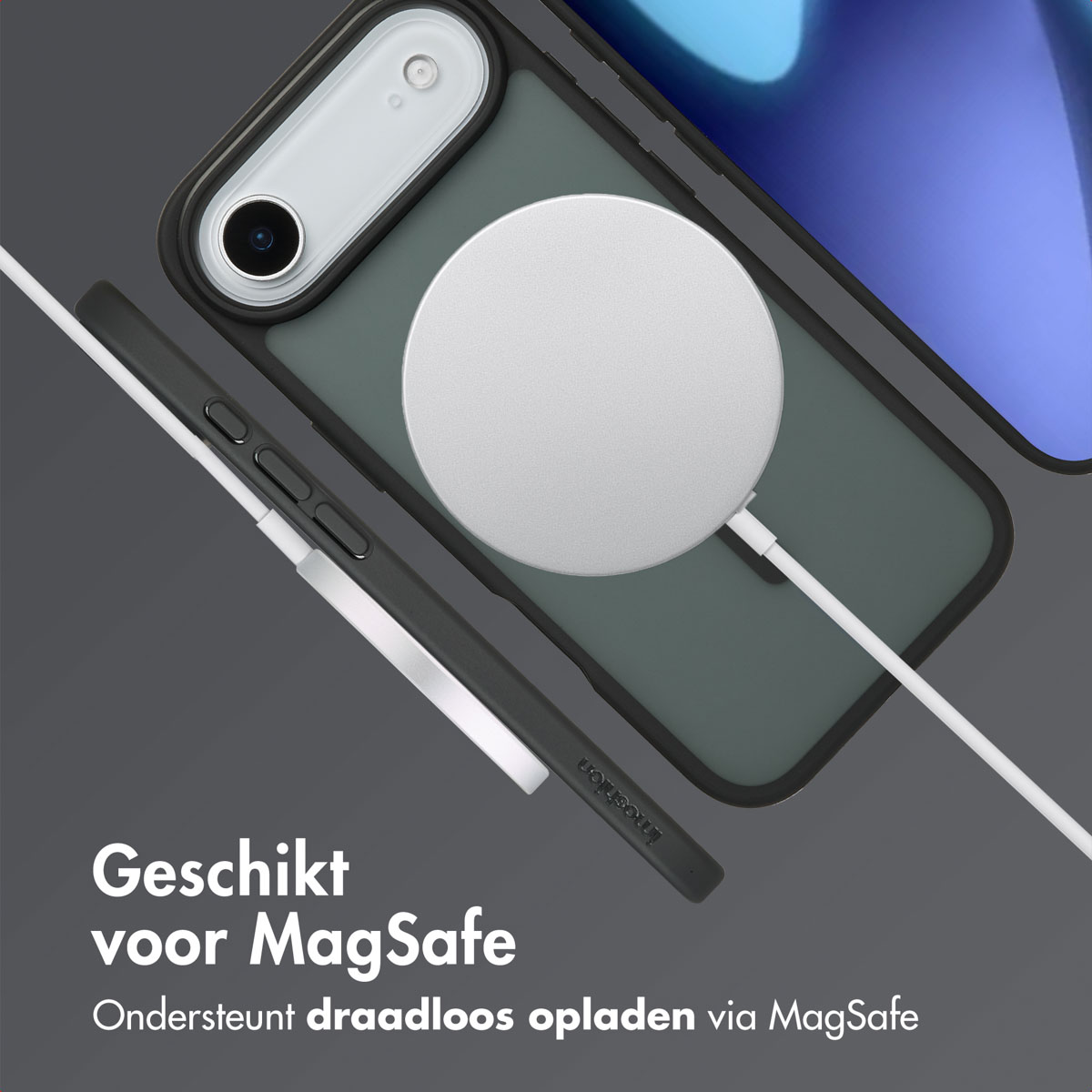 Een smartphone met MagSafe-accessoires. Een witte draadloze oplader en een zwart telefoonhoesje zijn links.