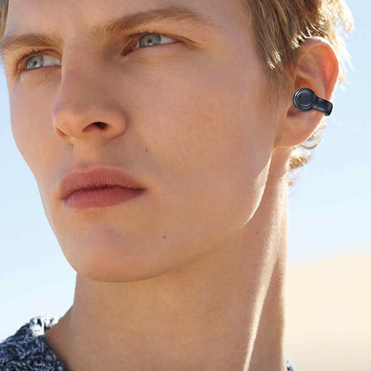 Ein Mann trägt einen schwarzen Ohrhörer in seinem Ohr und zeigt ein schlankes Design.