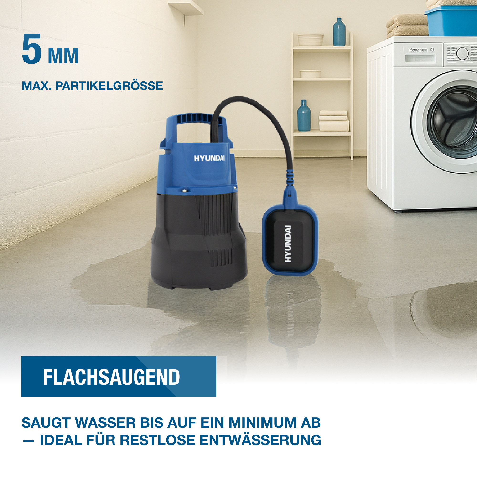 Eine blau-schwarze Wasserpumpe. Sie steht auf nassem Betonboden. Text: Flachsaugend.