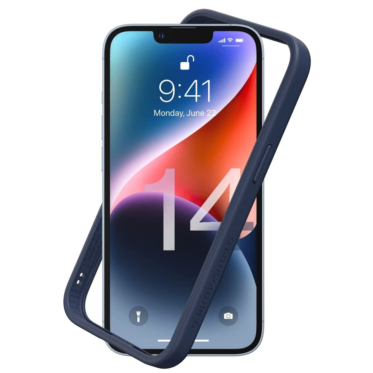 Un iPhone con una custodia blu. Lo schermo mostra la data e l'ora.