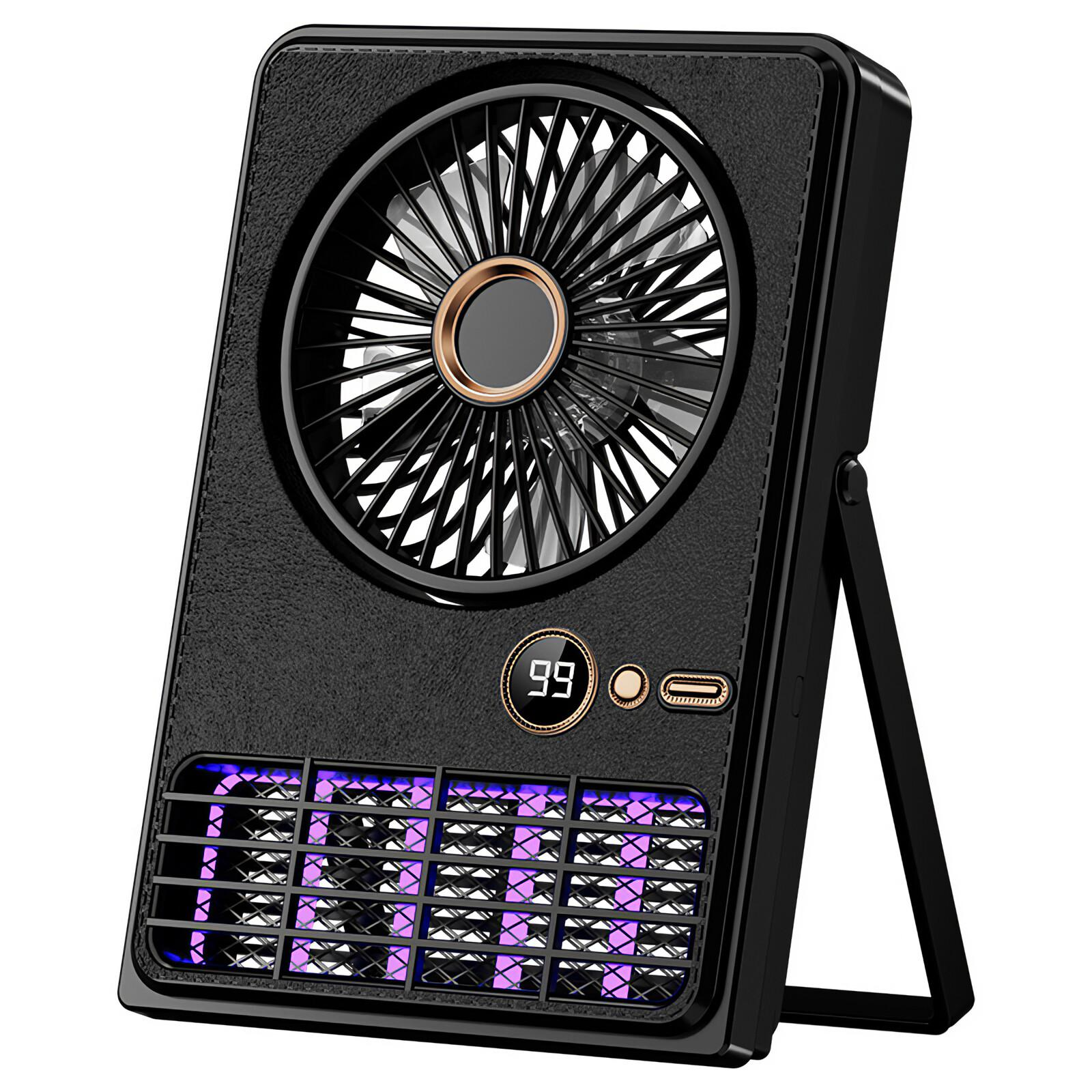 Ein schwarzer Ventilator mit lila Licht und Digitalanzeige. Mit Griff und Ständer.