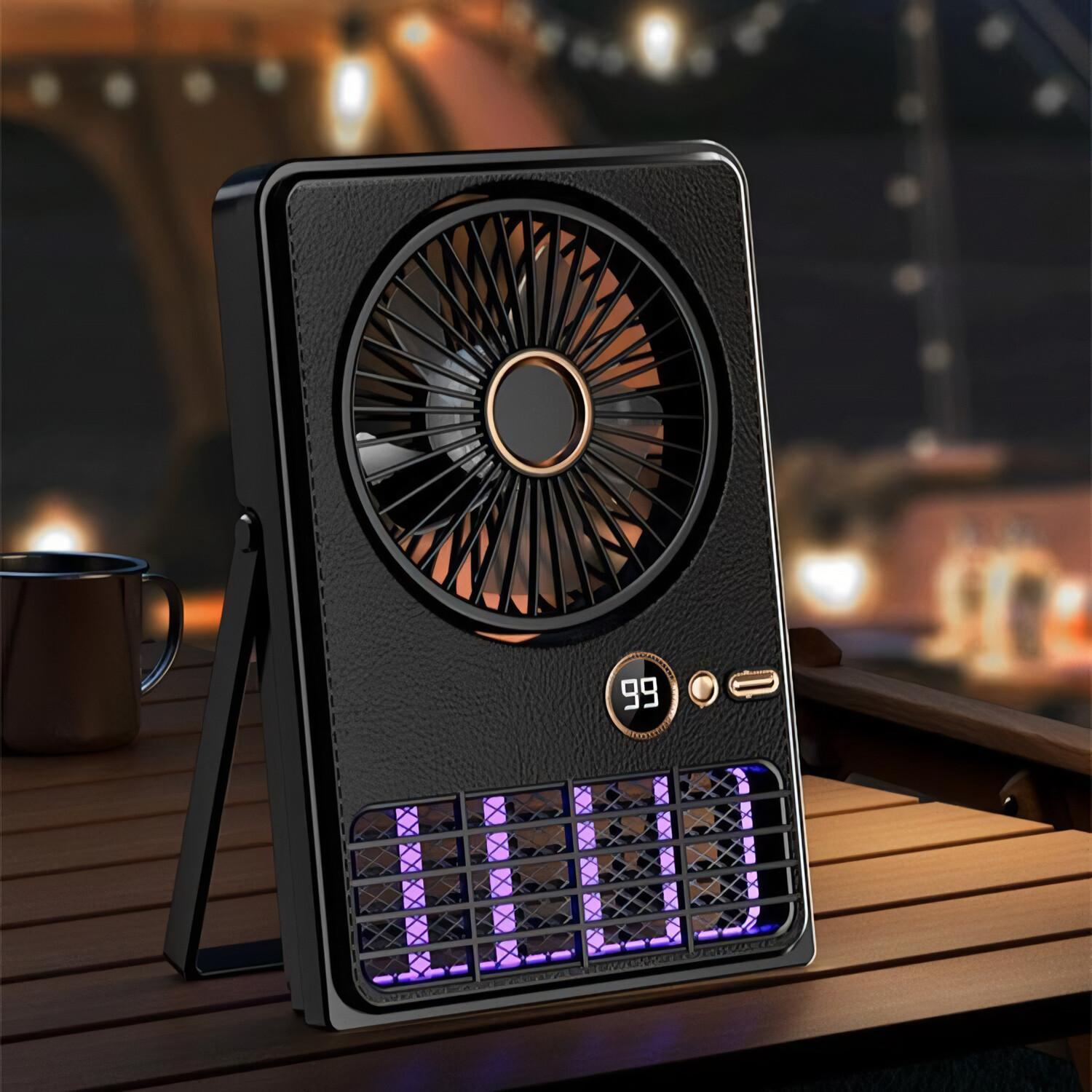 Ein schwarzer Ventilator auf einem Holztisch, mit digitaler Anzeige und violettem Licht.