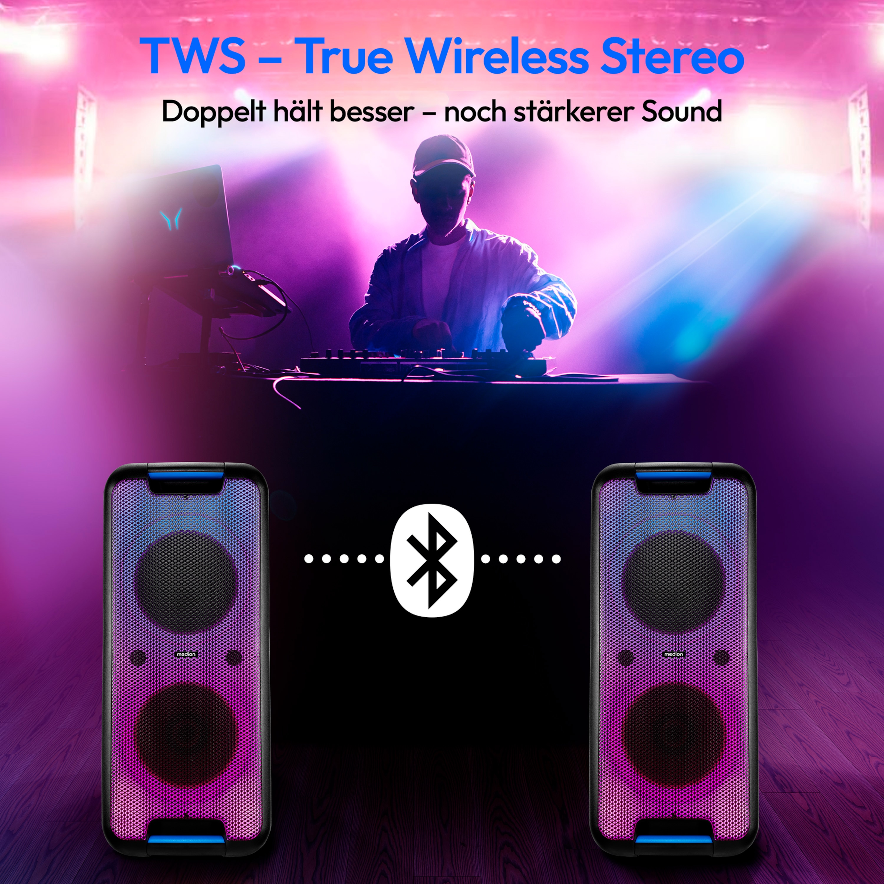 Due altoparlanti con un'icona Bluetooth al centro e un DJ sullo sfondo.