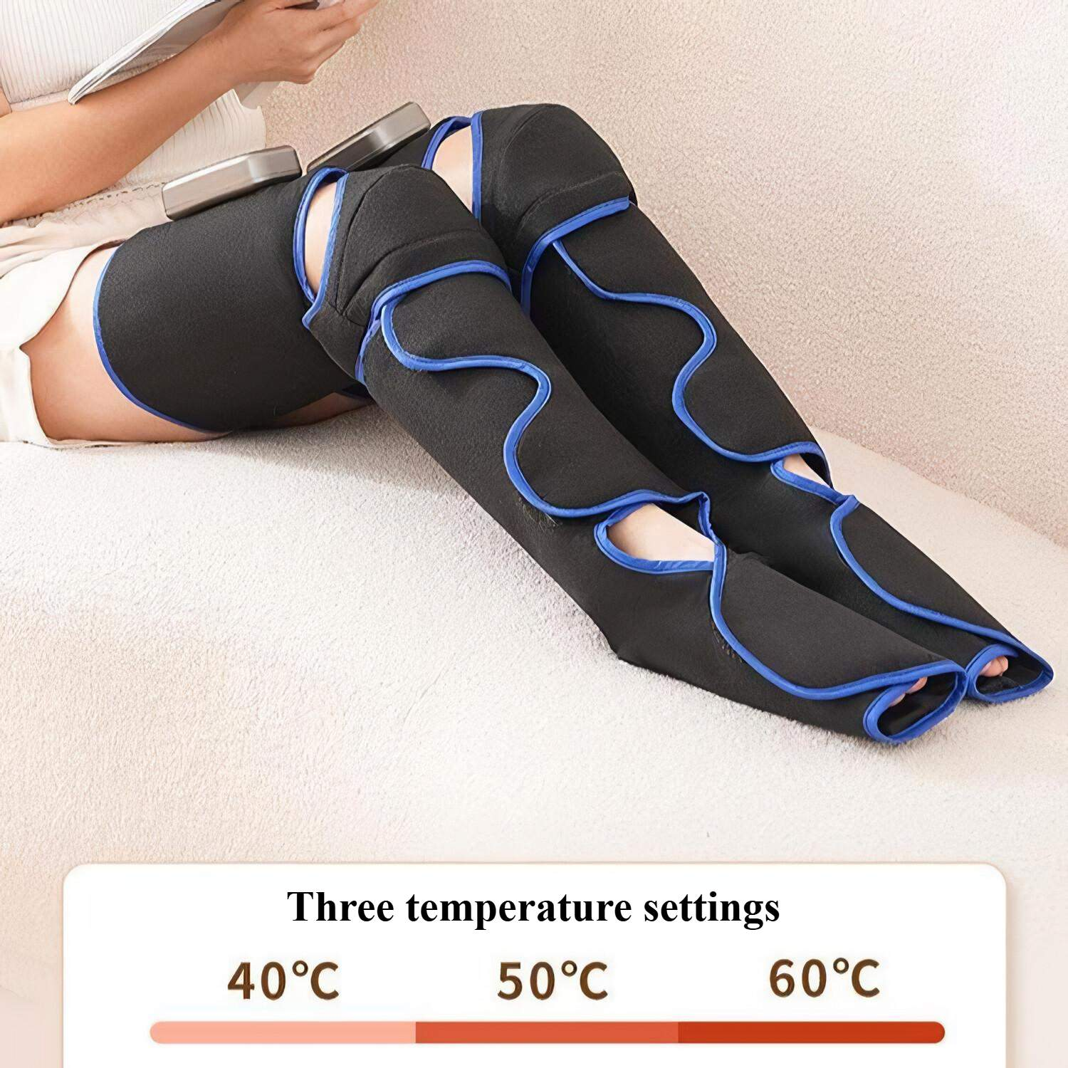 Eine Person liegt auf einem Sofa und trägt schwarze Beinwickel mit blauen Verzierungen, mit Temperaturangaben.