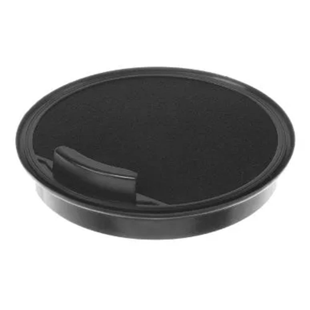 Schwarzer kreisförmiger Filter mit griffartigem Vorsprung. Das Filtermaterial ist sichtbar.